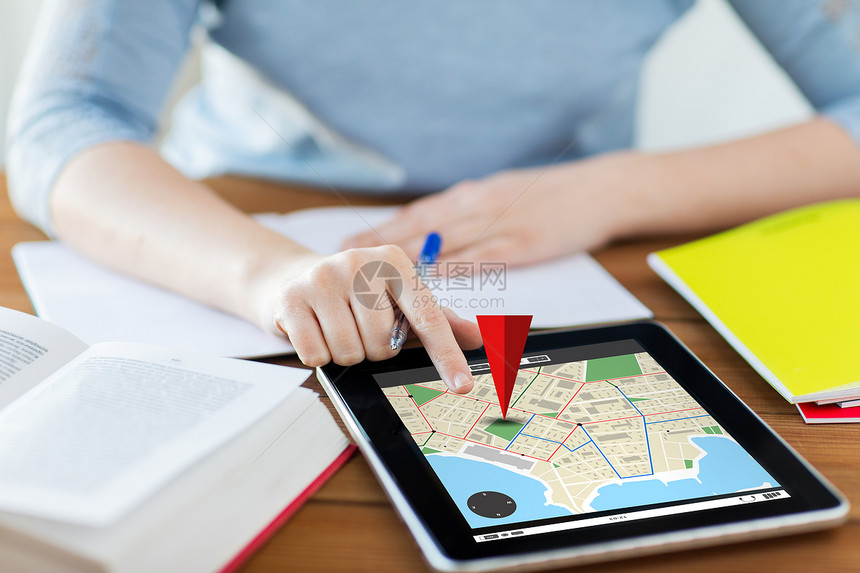 商业,位置,导航,技术互联网学生妇女与GPS导航平板电脑笔记本电脑家里图片