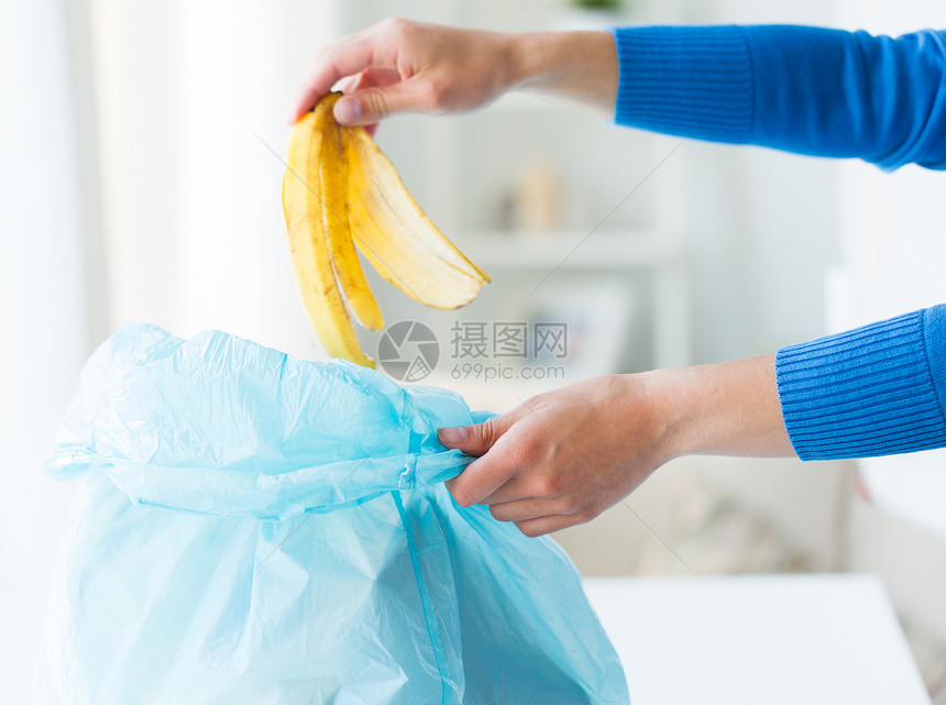 回收食物废物垃圾环境生态家里把香蕉皮放进垃圾袋图片