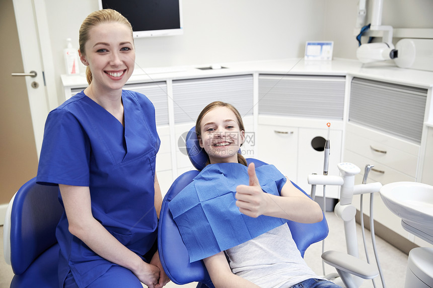 人,医学,口腔科保健快乐的女牙医与病人女孩牙科诊所办公室图片