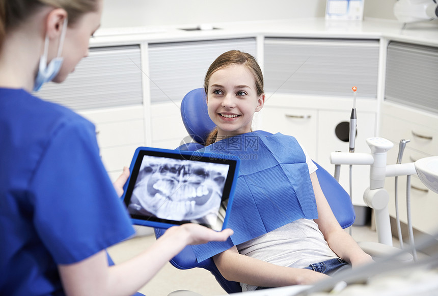 人,医学,口腔医学,技术保健快乐的女牙医与牙齿平板电脑病人女孩牙科诊所办公室图片