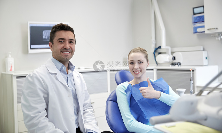 人,医学,口腔科保健快乐的男牙医与女病人牙科诊所办公室交谈图片