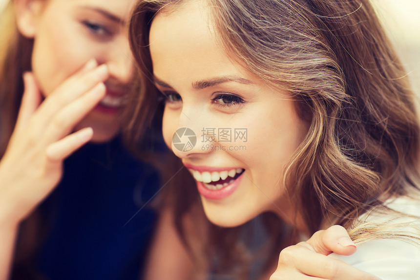人,沟通友谊的微笑的轻女闲聊低语的秘密图片