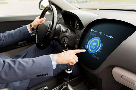 交通,商务旅行,绿色能源,技术人的人驾驶汽车用ECO系统模式计算机上背景图片