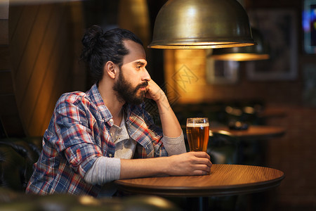 光棍节经典语录人,孤独,酒精生活方式的快乐的单身男人留着胡子酒吧酒吧喝啤酒背景