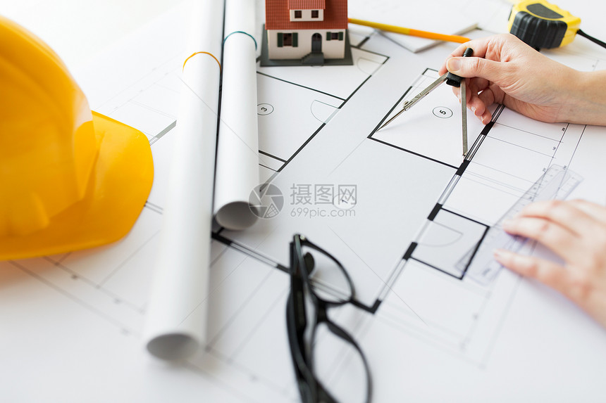 商业,建筑,建筑人的密切建筑师的手与指南针测量客厅蓝图图片