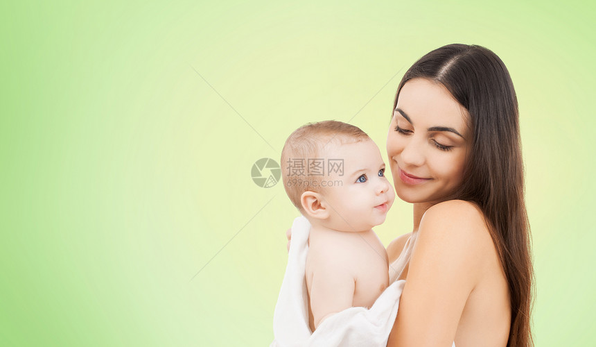 家庭,母亲,养育,人儿童保育的快乐的母亲抱着可爱的婴儿绿色的背景图片