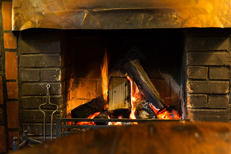 炉子加热火灾家里燃烧的壁炉家里燃烧的壁炉高清图片
