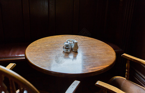 内部象老式酒吧桌椅爱尔兰酒吧咖啡馆爱尔兰酒吧的老式桌椅图片