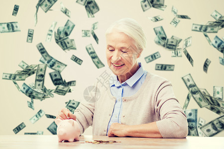 相互作用进入之内储蓄,金融,金保险,退休人们的微笑的老年女子钱雨的背景下把硬币放进储蓄罐设计图片