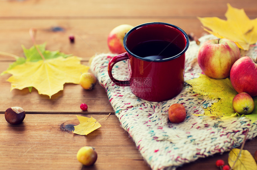 季节,饮料早晨的用秋叶围巾把茶杯放木桌上图片