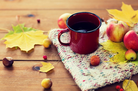 秋叶特写镜头季节,饮料早晨的用秋叶围巾把茶杯放木桌上背景