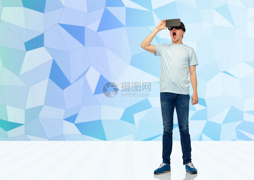 三维技术,虚拟现实,娱乐活动,网络人们的惊讶的轻人与虚拟现实耳机3D眼镜低聚背景图片