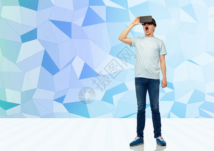 璃杯现实三维技术,虚拟现实,娱乐活动,网络人们的惊讶的轻人与虚拟现实耳机3D眼镜低聚背景背景