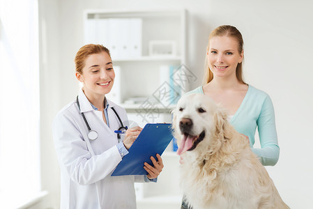 医学,宠物,动物,保健人的快乐的女人与黄金猎犬兽医医生写信给剪贴板兽医诊所图片