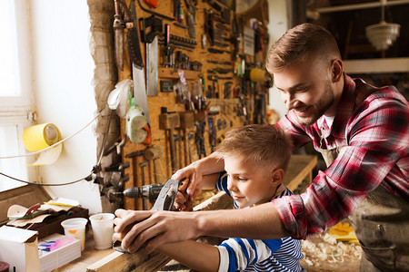 家庭木工木工人的父亲小儿子车间用木板飞机图片