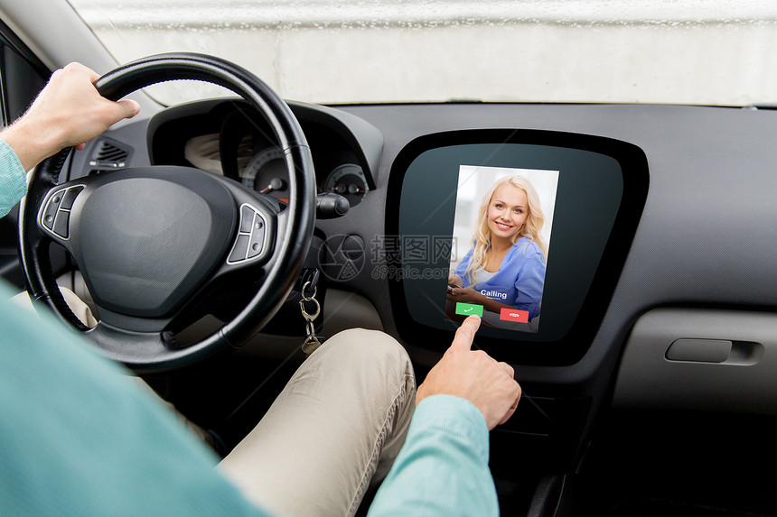 交通,现代技术,通信人的男子驾驶汽车接收视频电话妇女电脑屏幕上图片