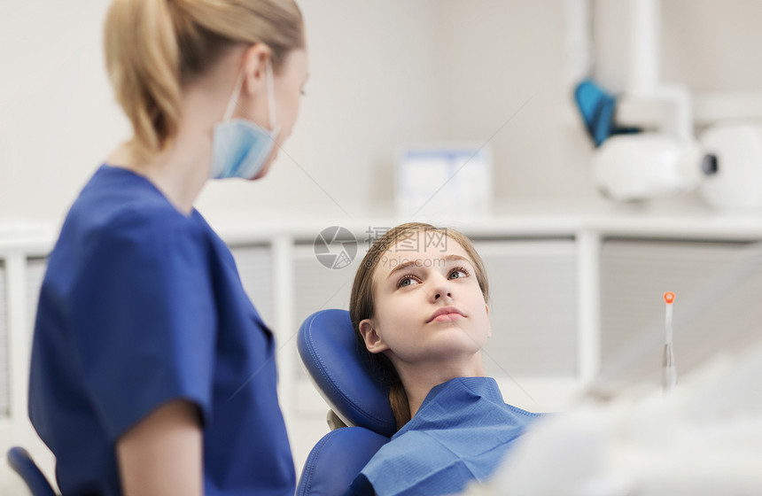 人,医学,口腔科保健快乐的女牙医与病人女孩牙科诊所办公室交谈图片