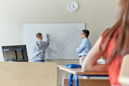 教育,高中,学人的学生男孩写东西空白白板老师课堂上图片