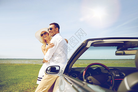交通,旅行,爱情,约会人的快乐的男人女人拥抱附近的敞篷车海上图片