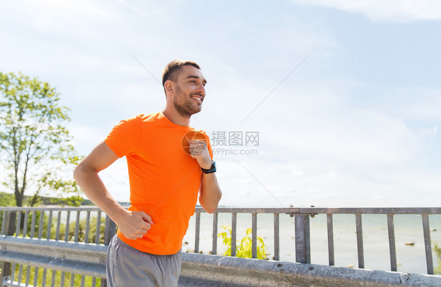 健身,运动,人,技术健康的生活方式微笑的轻人与心率手表夏季海边跑步图片
