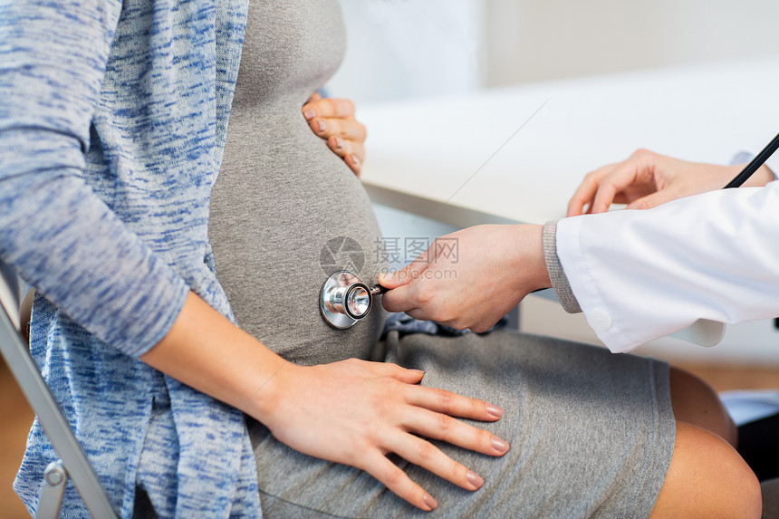 怀孕,妇科,医学,保健人的密切妇科医生与听诊器听孕妇婴儿心跳医院图片