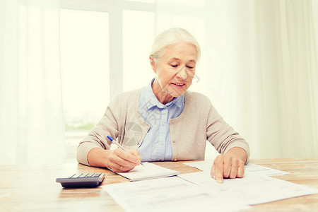 商业,储蓄,金保险,龄人的老妇女家里写论文账单计算器图片