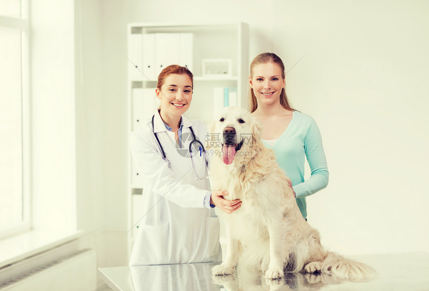 医学,宠物,动物,保健人的快乐的女人与黄金猎犬兽医医生兽医诊所图片