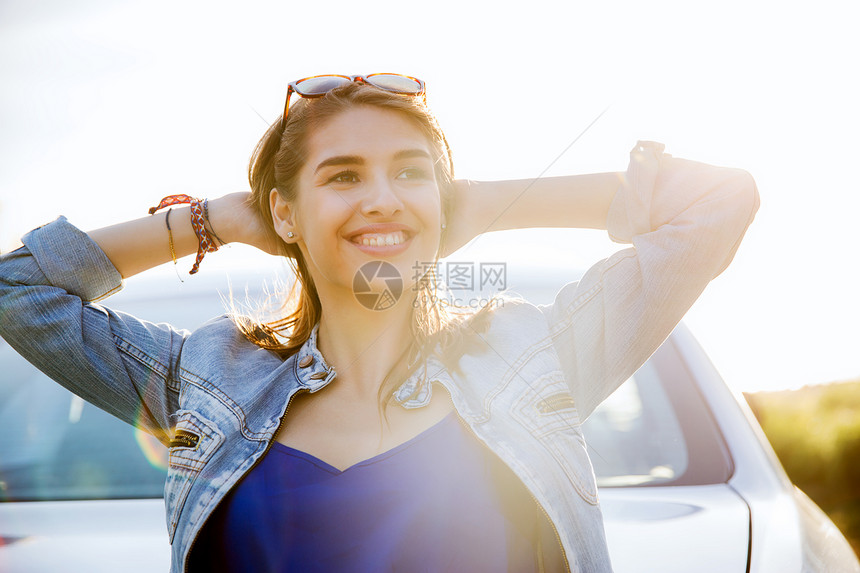 暑假,假期,旅行,公路旅行人们的快乐微笑的十几岁女孩轻的女人海边的汽车附近图片