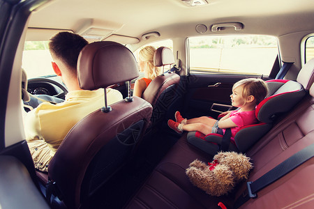 家庭,交通,安全,道路旅行人们的快乐的父母与孩子开车图片