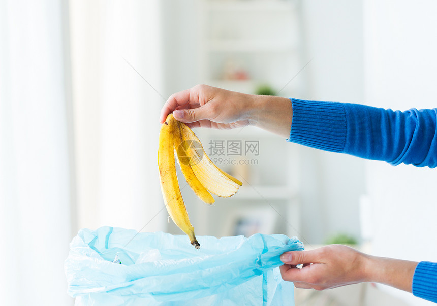 回收食物废物垃圾环境生态家里把香蕉皮放进垃圾袋图片