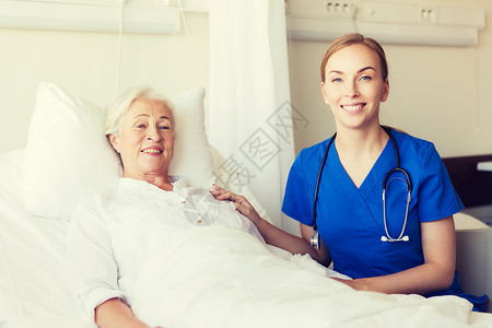 医学,龄,支持,保健人的医生护士探视欢呼的老妇女躺医院病房图片