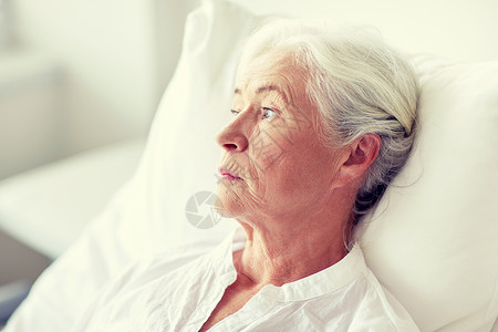 医学,龄,保健人的老妇女病人躺医院病房的床上图片