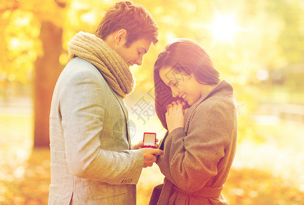 假期,爱情,夫妻,关系约会浪漫的男人秋天的公园向女人求婚图片