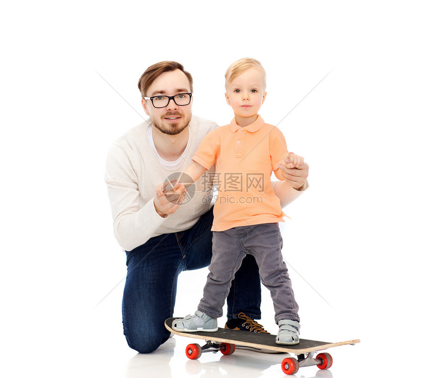 家庭,童,父亲,休闲人的快乐的父亲小儿子滑板图片