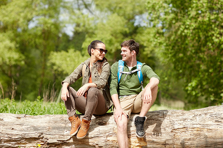 旅行,徒步旅行,背包旅行,旅游人的微笑的夫妇与背包休息交谈自然图片