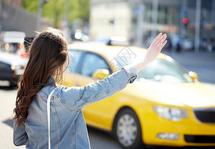 手势,交通,旅游,旅游人的轻的妇女十几岁的女孩城市街道上乘出租车搭便车图片