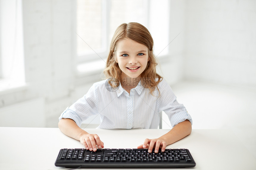 教育,儿童,技术人的小学生女孩与电脑键盘学校图片