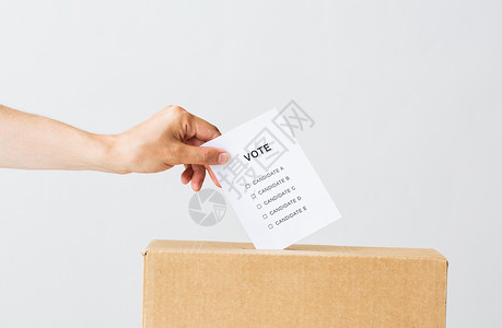投票公民权利人民男选举时将投票放入投票箱背景