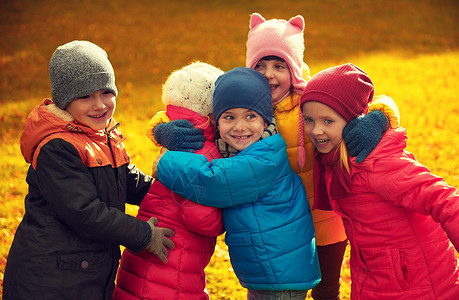 童,休闲,友谊人的群快乐的孩子秋天的公园拥抱图片