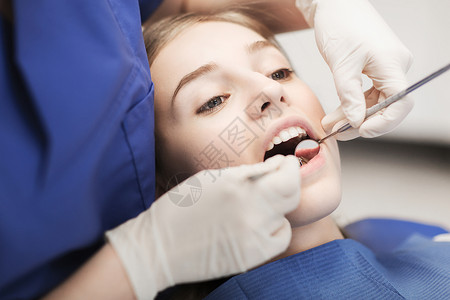 人,医学,口腔科保健快乐的女牙医与镜子检查病人女孩牙齿牙科诊所办公室图片