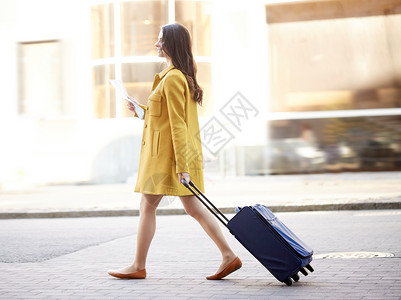旅行,旅游,人度假的快乐的轻女人随身携带旅行袋沿着城市街道行走图片