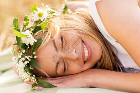 大自然,暑假,假期人们的观念快乐的微笑女人花圈里躺着图片