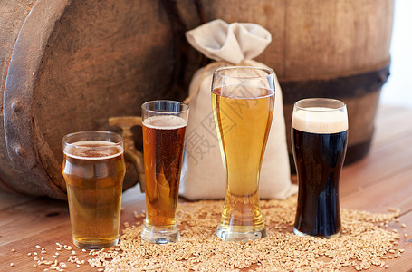 啤酒厂,饮料酒精旧啤酒桶,眼镜袋子与麦芽木制桌子上高清图片
