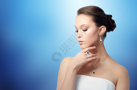 美丽,珠宝,人奢侈的美丽的亚洲妇女新娘耳环,指环吊坠蓝色背景图片