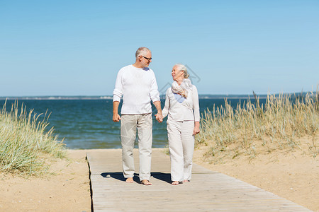 家庭,龄,旅游,旅游人的快乐的老夫妇牵手步行夏季海滩图片