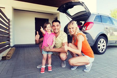 交通,休闲,公路旅行人们的快乐的家庭与小女孩掀背车拇指家里的停车位图片