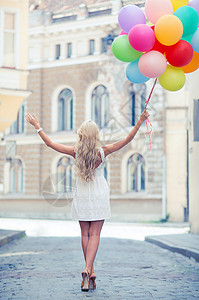 暑假,庆祝生活方式的美丽的女人与彩色气球城市图片