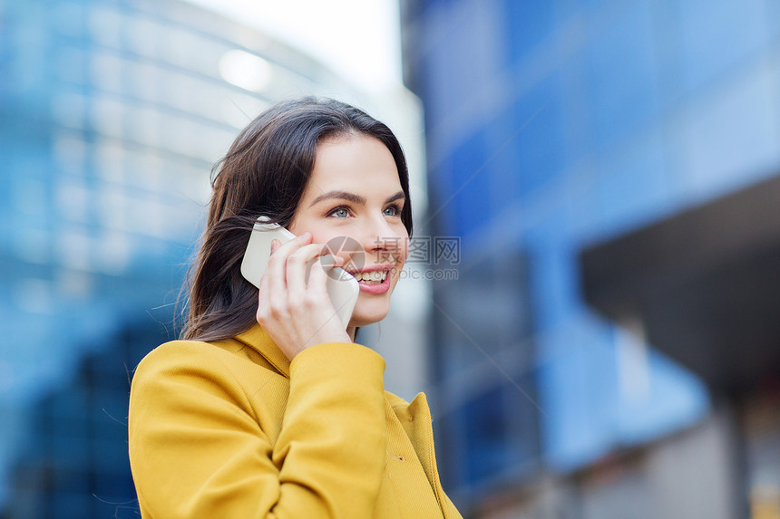 技术,沟通人的微笑的轻妇女女孩打电话城市街道智能手机图片
