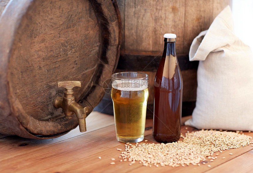 啤酒厂,饮料酒精旧啤酒桶,璃,瓶子袋子与麦芽木制桌子上图片
