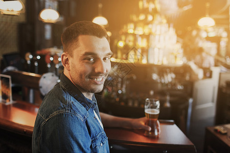 人,饮料,酒精休闲快乐的轻人酒吧酒吧喝啤酒背景图片